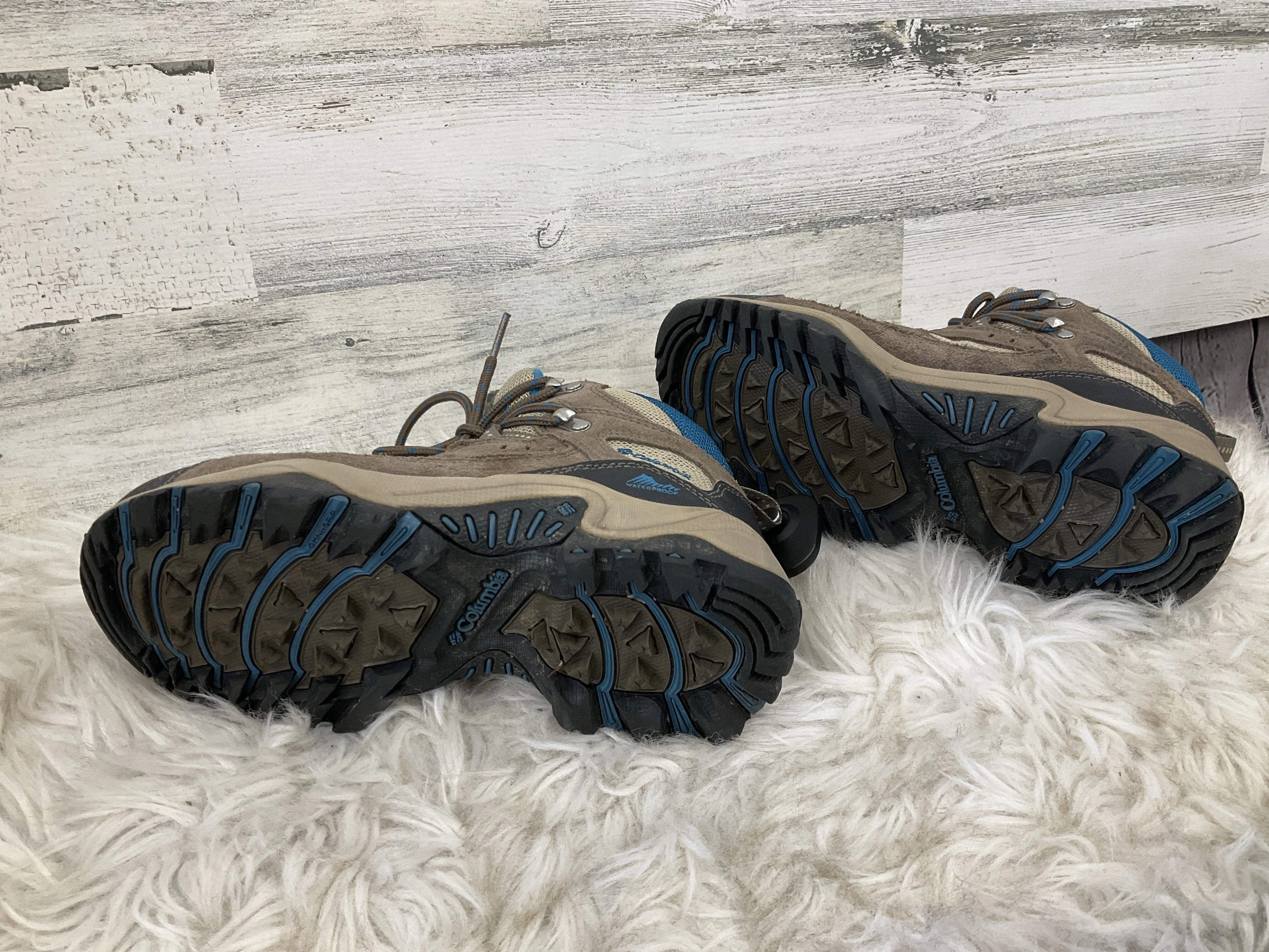Boots Hiking By Columbia  Size: 6.5