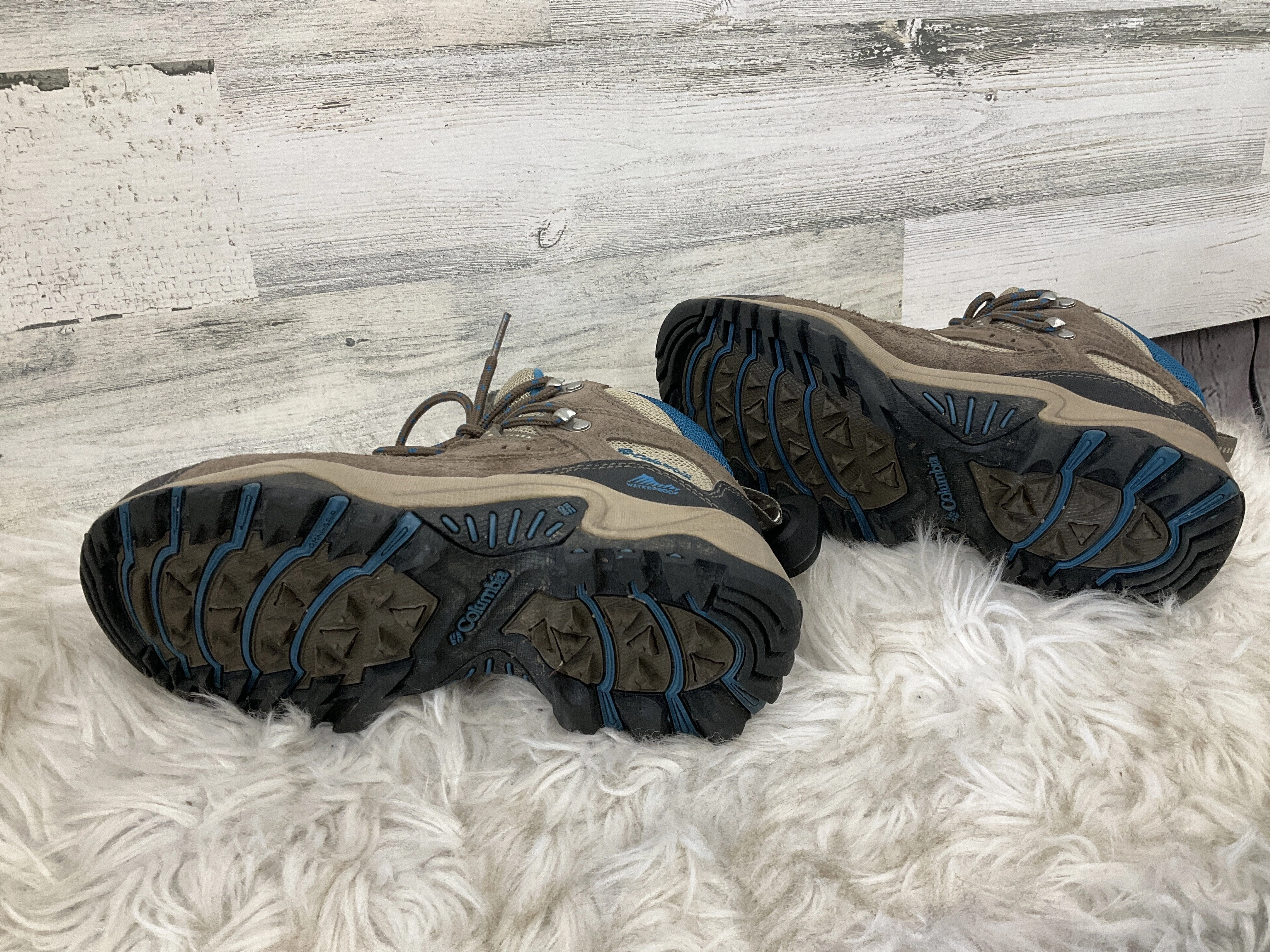 Boots Hiking By Columbia  Size: 6.5