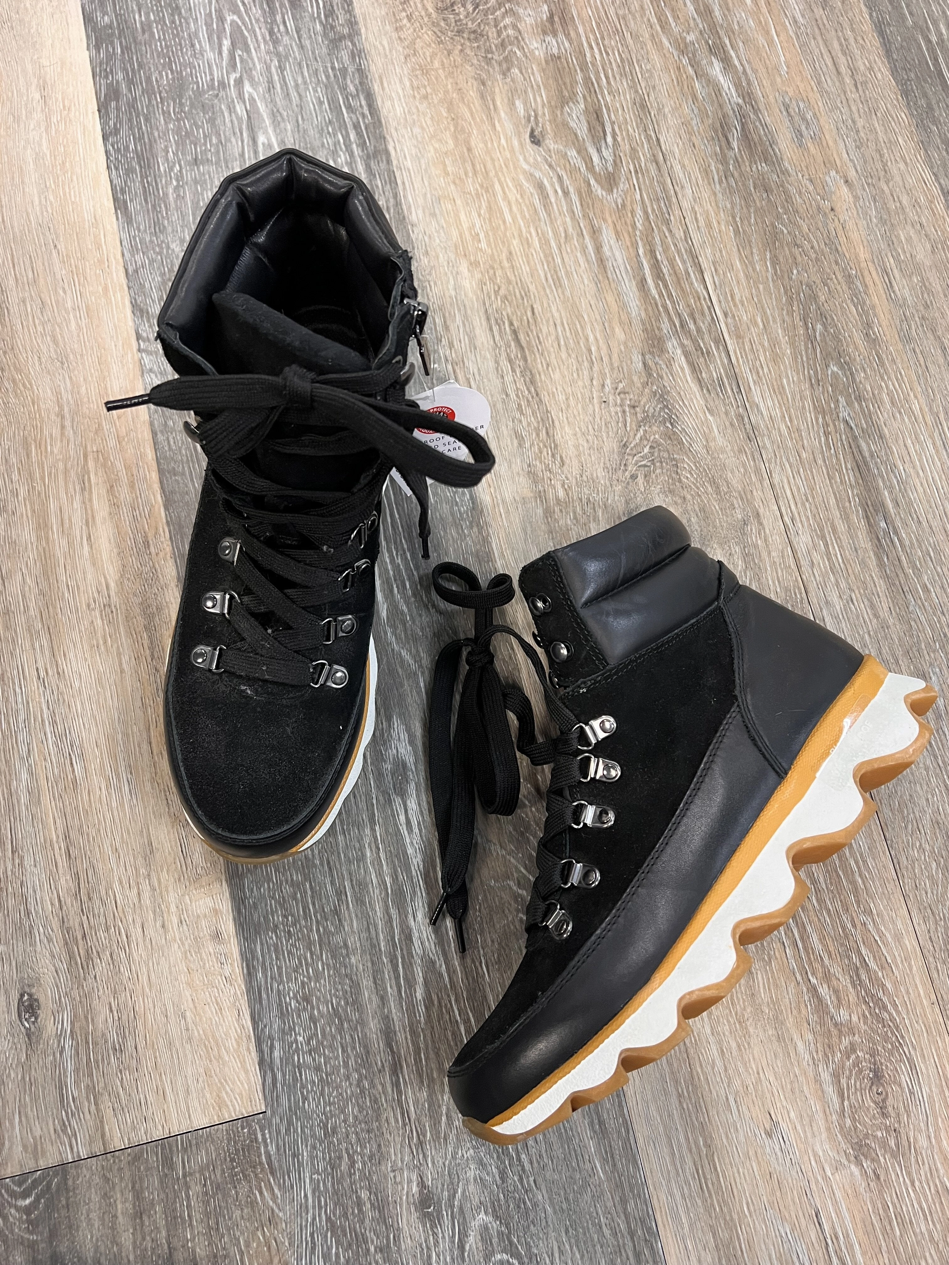 Boots Snow By Blondo  Size: 8