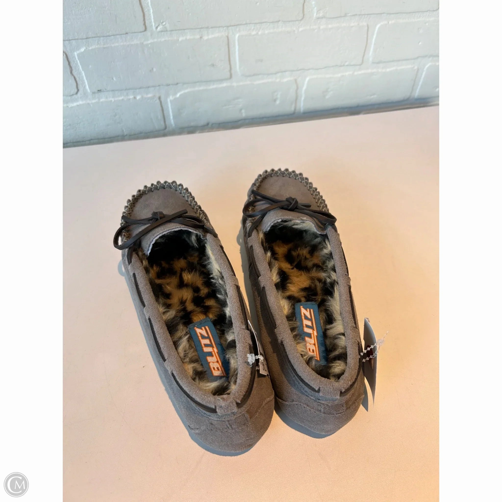 Shoes Flats By Clothes Mentor In Grey, Size: 9
